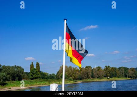 Le drapeau de la République fédérale d'Allemagne à la poupe d'un bateau à vapeur Elbe, voyageant sur l'Elbe entre Dresde et Pirna, Saxe, Allemagne. Banque D'Images