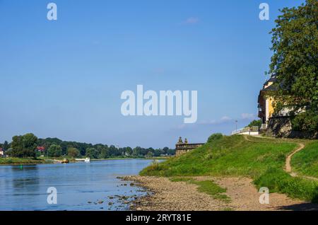 Paysage pittoresque de l'Elbe le long de la piste cyclable de l'Elbe et des parties du palais de Pillnitz, Dresde, Saxe, Allemagne. Banque D'Images