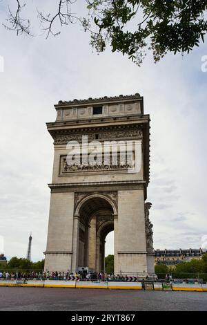 France, Paris, 20.08.2023 l'Arc de Triomphe de l'étoile, l'un des monuments les plus célèbres de Paris, situé à l'extrémité ouest du champ Banque D'Images