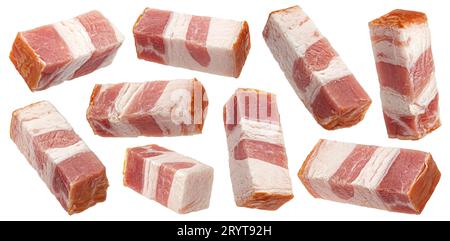 Pancetta italienne, cubes de bacon isolés sur fond blanc Banque D'Images