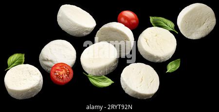 Tranches de fromage mozzarella sur fond noir Banque D'Images