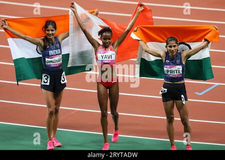 Hangzhou, Chine. 01 octobre 2023. Hangzhou, Zhejiang, Chine : Jeux asiatiques, Hangzhou, Chine. Les femmes 3000 Steeplechase, Indias, Parul Chaudhary et Priti ont obtenu respectivement argent et bronze, tandis que Yavi a reçu la médaille d'or crédit : Seshadri SUKUMAR/Alamy Live News Banque D'Images