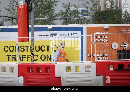 Londres, Royaume-Uni, 2 octobre 2023. Alors que les médias ont rapporté de la Conférence du Parti conservateur aujourd'hui que la ligne HS2 de Birmingham à Manchester sera retardée de 7 ans, les travailleurs et les sous-traitants d'Euston attendent toujours des nouvelles sur la fin de la ligne London Birmingham à Old Oak Common ou Euston dans le centre de Londres. En ce moment, la partie Euston du projet est suspendue pendant 2 ans. Crédit : Monica Wells/Alamy Live News Banque D'Images