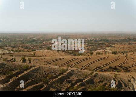 Vue du petit village rural marocain traditionnel d'Amizmiz dans la campagne des montagnes de l'Atlas du Maroc par jour ensoleillé avec ciel bleu clair. Landscap Banque D'Images