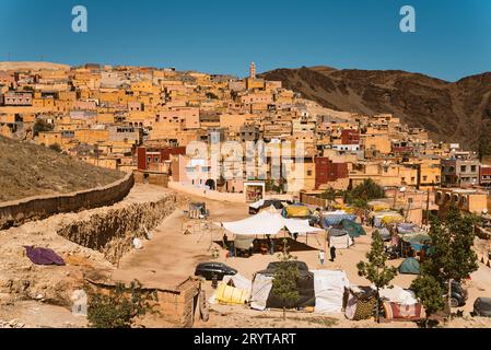 Vue du petit village rural marocain traditionnel d'Amizmiz dans la campagne des montagnes de l'Atlas du Maroc par jour ensoleillé avec ciel bleu clair. Landscap Banque D'Images