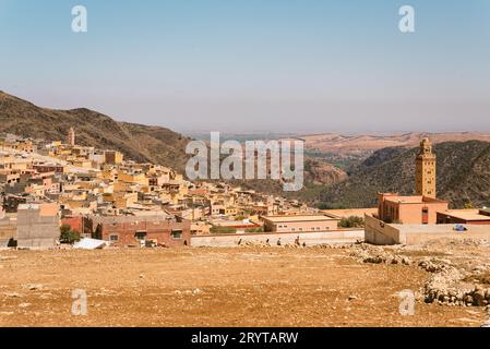 Vue du petit village rural marocain traditionnel d'Amizmiz dans la campagne des montagnes de l'Atlas du Maroc par jour ensoleillé avec ciel bleu clair. Landscap Banque D'Images