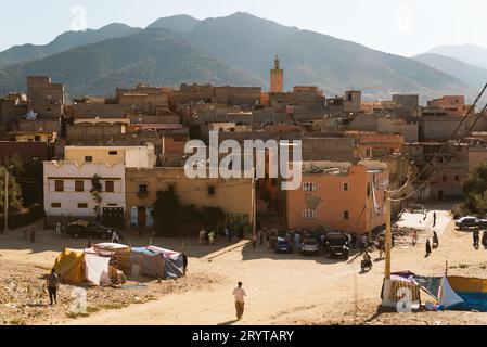 Vue du petit village rural marocain traditionnel d'Amizmiz dans la campagne des montagnes de l'Atlas du Maroc par jour ensoleillé avec ciel bleu clair. Landscap Banque D'Images