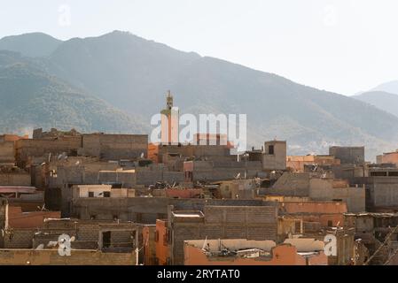 Vue du petit village rural marocain traditionnel d'Amizmiz dans la campagne des montagnes de l'Atlas du Maroc par jour ensoleillé avec ciel bleu clair. Landscap Banque D'Images