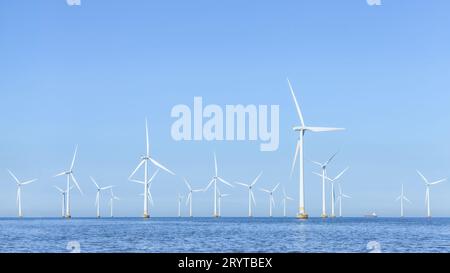 Ferme éolienne offshore dans la mer . Parc éolien de Lillgrund par la côte du Danemark et de la Suède. Banque D'Images