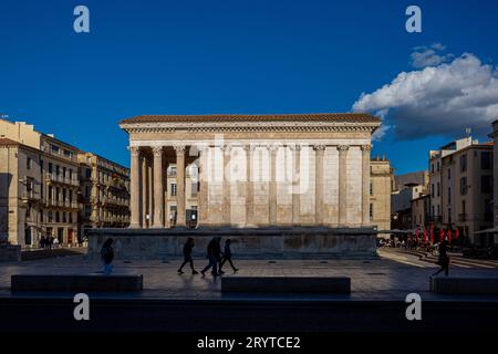 Maison carrée Nîmes France. La Maison Carree est un temple romain très bien conservé dans le centre de Nîmes, dans le sud de la France. Construit autour de 4-7 AD. Banque D'Images