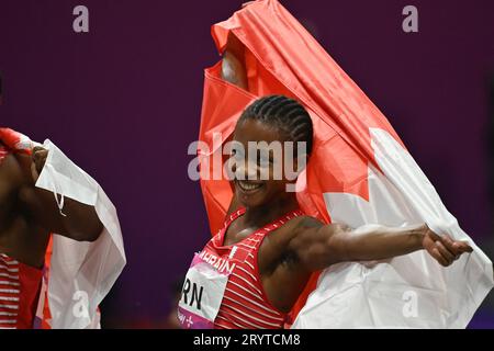 Hangzhou, province chinoise du Zhejiang. 2 octobre 2023. Salwa Eid Naser Naser de Bahreïn célèbre après la finale mixte d'athlétisme du relais 4 x 400m aux 19es Jeux asiatiques à Hangzhou, dans la province du Zhejiang, dans l'est de la Chine, le 2 octobre 2023. Crédit : Jiang Han/Xinhua/Alamy Live News Banque D'Images