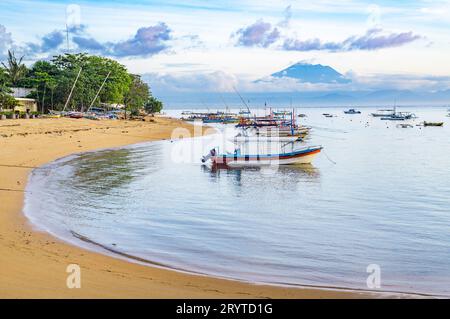 Plage de Sanur et volcan du Mont Agung au lever du soleil, Bali, Indonésie Banque D'Images