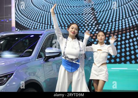 NANJING, CHINE - 2 OCTOBRE 2023 - des modèles font la promotion des voitures lors d'un salon professionnel au salon international de l'auto de Nanjing 2023 à Nanjing, dans la province du Jiangsu, en Chine Banque D'Images