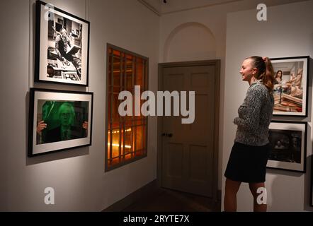 Cet automne, Pitzhanger Manor & Gallery dévoile fièrement une exposition à résonance émotionnelle mettant en vedette les œuvres d’artistes contemporains britanniques et partenaires de vie, Idris Khan et Annie Morris. Imprégnée de thèmes d’émotion, de temps et de mémoire, l’exposition engage un dialogue poignant avec l’architecture néo-classique du Manoir, conçue par Sir John Soane. L'exposition a été organisée par Maya Binkin ... Banque D'Images