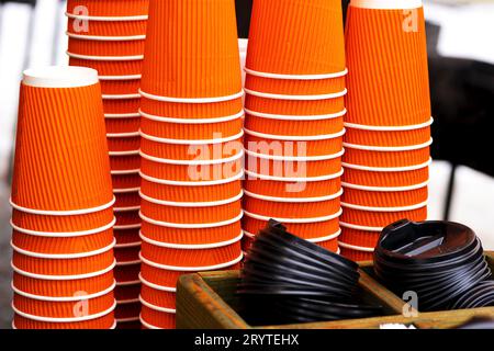 Rangs de tumbleres de papier. Verres à café. Mur de tasses à partir d'un carton. gobelets en plastique, couvercles, pailles, tubules Banque D'Images