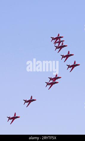 Les FLÈCHES ROUGES survolent l'aéroport John Lennon de Liverpool en formation en route vers BLACKPOOL, leur base pour le SOUTHPORT AIRSHOW Banque D'Images