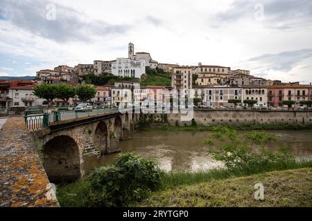 Village italien perché, historique, horizon méditerranéen vieilles maisons, église, de Polla, Campanie Banque D'Images