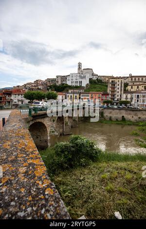 Village italien perché, historique, horizon méditerranéen vieilles maisons, église, de Polla, Campanie Banque D'Images