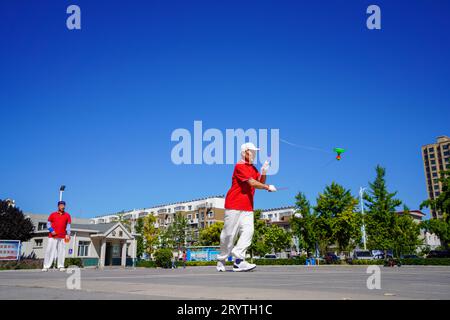 Comté de Luannan, Chine - 22 août 2023 : la représentation de diabolo est exécutée sur un carré. Banque D'Images