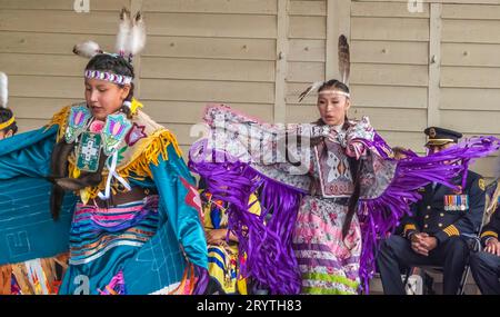 Calgary, Alberta, Canada. 27 juin 2023. Un couple de talents d'adolescents autochtones mettent en valeur, portant un tissu traditionnel coloré dur Banque D'Images