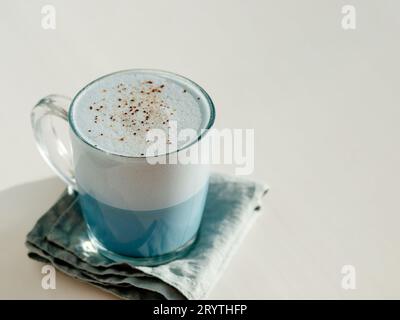 Latte de pois bleus ou Latte de matcha bleu avec espace de copie Banque D'Images