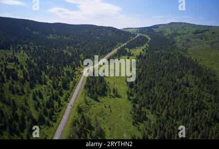 Photo aérienne du tracé de Chui ou de l'autoroute Chuya près du col de Seminsky. Banque D'Images