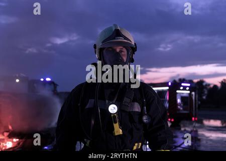 Portrait d'un pompier héroïque dans un costume de protection. Pompier en opération de lutte contre l'incendie. Banque D'Images