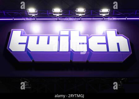 Streaming en ligne plateforme Twitch branding vu au Tokyo Game Show 2023. (Photo Stanislav Kogiku / SOPA Images/Sipa USA) Banque D'Images