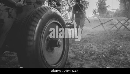 Préparation de la reconstitution historique. Groupe de réacteurs habillés en soldats russes d'infanterie soviétique de l'Armée rouge de la Seconde Guerre mondiale sont déplacés Soviet 45mm Banque D'Images