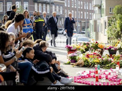 Rotterdam, pays-Bas. 02 octobre 2023. ROTTERDAM - le roi Willem-Alexander et le maire Ahmed Aboutaleb dans le bâtiment de Heiman Dullaertplein où une femme de 39 ans et sa fille de 14 ans ont été abattues. Le suspect a également tiré sur un homme de 43 ans dans une salle de classe du centre médical Erasmus. Les trois victimes sont mortes. ANP POOL ROBIN VAN LONKHUIJSEN pays-bas Out - belgique Out Credit : ANP/Alamy Live News Credit : ANP/Alamy Live News Banque D'Images