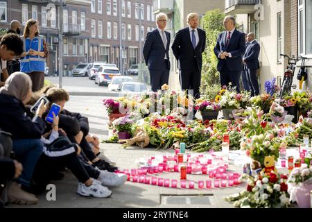 Rotterdam, pays-Bas. 02 octobre 2023. ROTTERDAM - le roi Willem-Alexander et le maire Ahmed Aboutaleb dans le bâtiment de Heiman Dullaertplein où une femme de 39 ans et sa fille de 14 ans ont été abattues. Le suspect a également tiré sur un homme de 43 ans dans une salle de classe du centre médical Erasmus. Les trois victimes sont mortes. ANP POOL ROBIN VAN LONKHUIJSEN pays-bas Out - belgique Out Credit : ANP/Alamy Live News Credit : ANP/Alamy Live News Banque D'Images