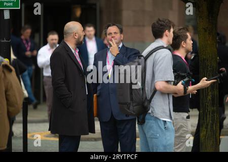 Harry Cole, rédacteur politique de The Sun, parle à Henry Hill de Conservative Home, alors qu'Owen Jones tente d'interviewer les délégués pendant la conférence du Parti conservateur au Manchester Central Convention Complex, Manchester le lundi 2 octobre 2023. (Photo : Pat Scaasi | MI News) crédit : MI News & Sport / Alamy Live News Banque D'Images