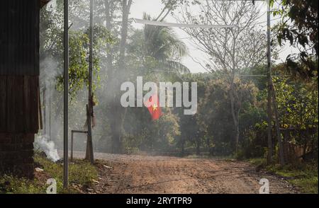 La campagne vietnamienne avec un paysage de vallées couvertes d'une brume de fumée Banque D'Images
