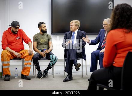 Rotterdam, pays-Bas. 02 octobre 2023. ROTTERDAM - le roi Willem-Alexander en conversation avec des parents et des habitants quatre jours après la fusillade meurtrière à Rotterdam. Le suspect de 32 ans a tiré sur une femme de 39 ans et sa fille de 14 ans dans leur maison. Il a ensuite tiré sur un homme de 43 ans dans une salle de classe du centre médical Erasmus. ANP ROBIN VAN LONKHUIJSEN pays-bas Out - belgique Out Credit : ANP/Alamy Live News Banque D'Images