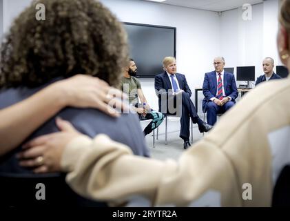 Rotterdam, pays-Bas. 02 octobre 2023. ROTTERDAM - le roi Willem-Alexander en conversation avec des parents et des habitants quatre jours après la fusillade meurtrière à Rotterdam. Le suspect de 32 ans a tiré sur une femme de 39 ans et sa fille de 14 ans dans leur maison. Il a ensuite tiré sur un homme de 43 ans dans une salle de classe du centre médical Erasmus. ANP ROBIN VAN LONKHUIJSEN pays-bas Out - belgique Out Credit : ANP/Alamy Live News Banque D'Images