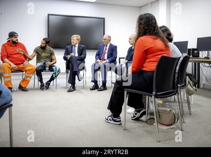 Rotterdam, pays-Bas. 02 octobre 2023. ROTTERDAM - le roi Willem-Alexander en conversation avec des parents et des habitants quatre jours après la fusillade meurtrière à Rotterdam. Le suspect de 32 ans a tiré sur une femme de 39 ans et sa fille de 14 ans dans leur maison. Il a ensuite tiré sur un homme de 43 ans dans une salle de classe du centre médical Erasmus. ANP ROBIN VAN LONKHUIJSEN pays-bas Out - belgique Out Credit : ANP/Alamy Live News Banque D'Images