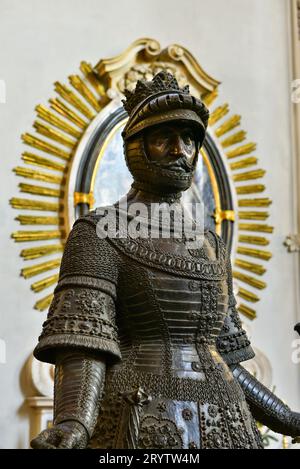 Statue en bronze du duc Léopold III, l'une des statues en bronze du 28 16e siècle des ancêtres, parents et héros dans l'église de la Cour, Innsrbruck, Autriche Banque D'Images