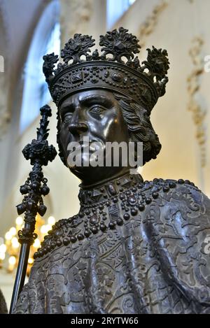 L'une des statues en bronze du 28 16e siècle des ancêtres, parents et héros dans l'église de la Cour, Innsrbruck, Autriche Banque D'Images