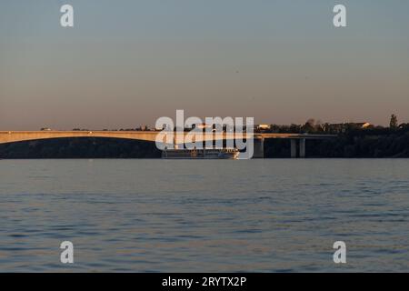 Belgrade, Serbie, 2 septembre 2023 : le bateau de croisière AMADEUS SILVER III naviguant le long du Danube en amont passe sous le pont Pupin (Pupinov Most) Banque D'Images