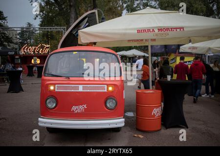 Belgrade, Serbie, 24 septembre 2023 : le fourgon classique VW transporter T2 converti en bar à cocktails mobile stationné sur le Danube à Zemun Banque D'Images