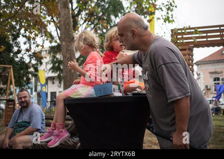 Belgrade, Serbie, le 24 septembre 2023 : un homme avec des enfants appréciant la cuisine chinoise Banque D'Images