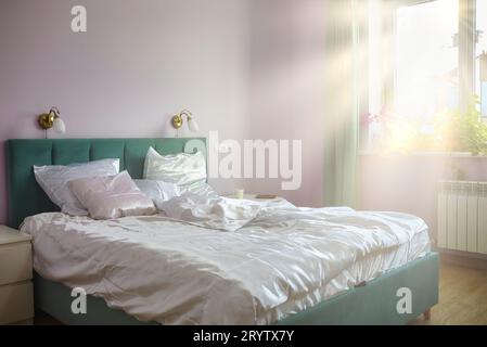 Une chambre confortable avec un lit Banque D'Images