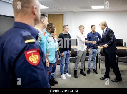 Rotterdam, pays-Bas. 02 octobre 2023. ROTTERDAM - le roi Willem-Alexander en conversation avec des parents et des habitants quatre jours après la fusillade meurtrière à Rotterdam. Le suspect de 32 ans a tiré sur une femme de 39 ans et sa fille de 14 ans dans leur maison. Il a ensuite tiré sur un homme de 43 ans dans une salle de classe du centre médical Erasmus. ANP POOL ROBIN VAN LONKHUIJSEN pays-bas Out - belgique Out Credit : ANP/Alamy Live News Banque D'Images