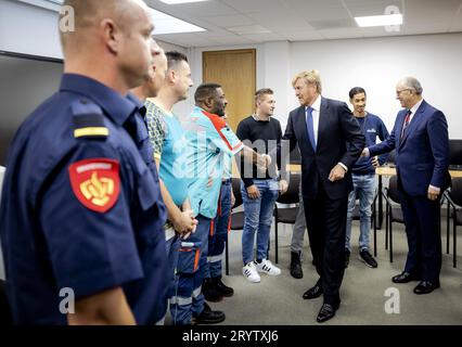 Rotterdam, pays-Bas. 02 octobre 2023. ROTTERDAM - le roi Willem-Alexander en conversation avec des parents et des habitants quatre jours après la fusillade meurtrière à Rotterdam. Le suspect de 32 ans a tiré sur une femme de 39 ans et sa fille de 14 ans dans leur maison. Il a ensuite tiré sur un homme de 43 ans dans une salle de classe du centre médical Erasmus. ANP POOL ROBIN VAN LONKHUIJSEN pays-bas Out - belgique Out Credit : ANP/Alamy Live News Banque D'Images