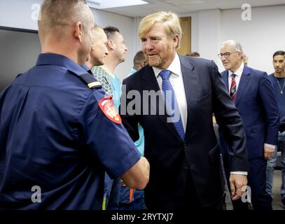 Rotterdam, pays-Bas. 02 octobre 2023. ROTTERDAM - le roi Willem-Alexander en conversation avec des parents et des habitants quatre jours après la fusillade meurtrière à Rotterdam. Le suspect de 32 ans a tiré sur une femme de 39 ans et sa fille de 14 ans dans leur maison. Il a ensuite tiré sur un homme de 43 ans dans une salle de classe du centre médical Erasmus. ANP POOL ROBIN VAN LONKHUIJSEN pays-bas Out - belgique Out Credit : ANP/Alamy Live News Banque D'Images