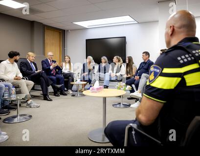 Rotterdam, pays-Bas. 02 octobre 2023. ROTTERDAM - le roi Willem-Alexander en conversation avec des parents et des habitants quatre jours après la fusillade meurtrière à Rotterdam. Le suspect de 32 ans a tiré sur une femme de 39 ans et sa fille de 14 ans dans leur maison. Il a ensuite tiré sur un homme de 43 ans dans une salle de classe du centre médical Erasmus. ANP POOL ROBIN VAN LONKHUIJSEN pays-bas Out - belgique Out Credit : ANP/Alamy Live News Banque D'Images