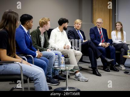 Rotterdam, pays-Bas. 02 octobre 2023. ROTTERDAM - le roi Willem-Alexander en conversation avec des parents et des habitants quatre jours après la fusillade meurtrière à Rotterdam. Le suspect de 32 ans a tiré sur une femme de 39 ans et sa fille de 14 ans dans leur maison. Il a ensuite tiré sur un homme de 43 ans dans une salle de classe du centre médical Erasmus. ANP POOL ROBIN VAN LONKHUIJSEN pays-bas Out - belgique Out Credit : ANP/Alamy Live News Banque D'Images