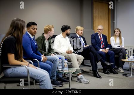 Rotterdam, pays-Bas. 02 octobre 2023. ROTTERDAM - le roi Willem-Alexander en conversation avec des parents et des habitants quatre jours après la fusillade meurtrière à Rotterdam. Le suspect de 32 ans a tiré sur une femme de 39 ans et sa fille de 14 ans dans leur maison. Il a ensuite tiré sur un homme de 43 ans dans une salle de classe du centre médical Erasmus. ANP POOL ROBIN VAN LONKHUIJSEN pays-bas Out - belgique Out Credit : ANP/Alamy Live News Banque D'Images