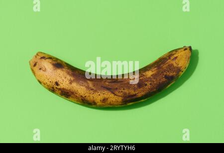Banane jaune mûre sur fond vert, vue du dessus Banque D'Images