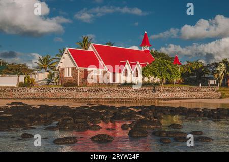 Église Cap malheureux dans le village de l'île Maurice. le soir avec des nuages légers au coucher du soleil Banque D'Images